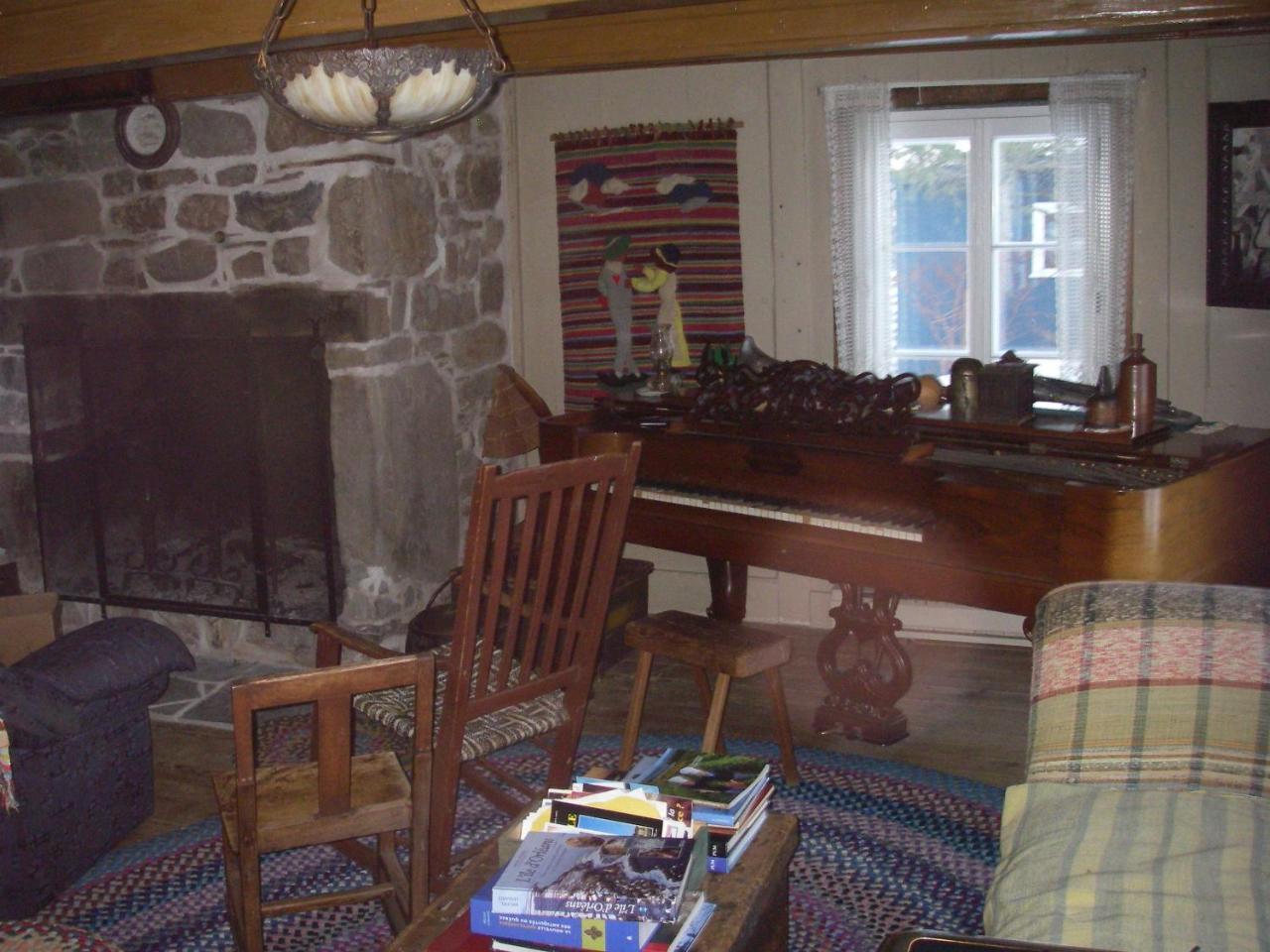 Au Vieux Foyer Bed & Breakfast Saint-Pierre-de-l'Ile-d'Orleans Exterior photo