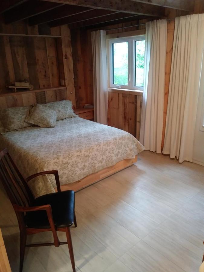 Au Vieux Foyer Bed & Breakfast Saint-Pierre-de-l'Ile-d'Orleans Exterior photo