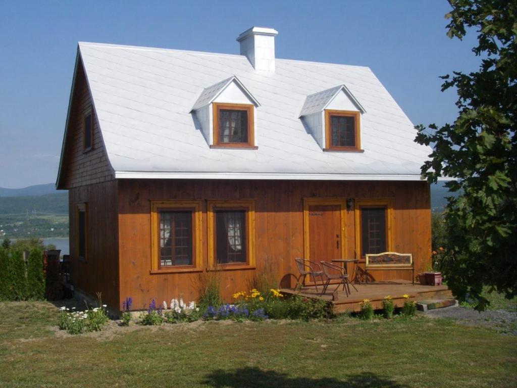 Au Vieux Foyer Bed & Breakfast Saint-Pierre-de-l'Ile-d'Orleans Exterior photo